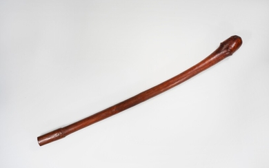 Massue kanak phallomorphe, Nouvelle-Calédonie. Longue massue de guerre en bois à patine brun-rouge utilisée pour...