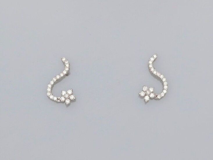 Movement earrings in white gold, 750 MM, covered with diamonds, size 17 x 10 mm, weight: 2.25gr. rough.