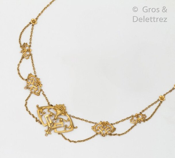 Necklace " Colerette " in yellow gold, adorned with a central motif decorated with a bouquet of flowers. Length: 39cm. Gross weight: 13g.