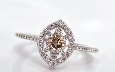 No Reserve Price - 0.35 ct Light Yellowish Brown & 0.30 ct Light Pink N.Fancy Pink Diamond Ring - 2.39 gr - Ring - 14 kt. White gold Diamond (Natural) - Diamond