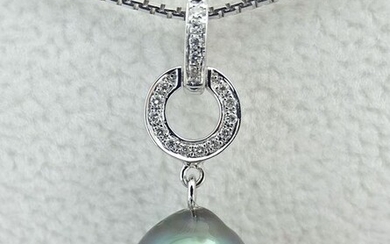 No Reserve Price - Tahitian pearl, Dove Lavender Peacock Shimmer Perfect Drop Shaped 10.14 X 11.57 mm - Pendant, 18 kt. White Gold - Diamonds