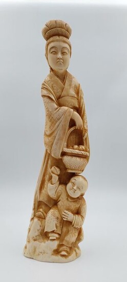 Okimono, Large hand carved okimono of Seiōbo 西王母 (Queen Mother of the West) and child (32 cm) - Marine ivory - Signed Sukemitsu 祐光 - Japan - Meiji period (1868-1912)