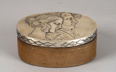 Ovale Schmuckschatulle aus Leder mit reliefiertem Silberdeckel, Wien, bis Mai 1922