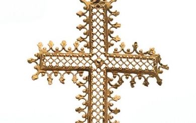 PENDENTIF croix en or jaune 750/°° ajouré. 5 x 3.8 cm. Poids: 3.5 g. Manques....