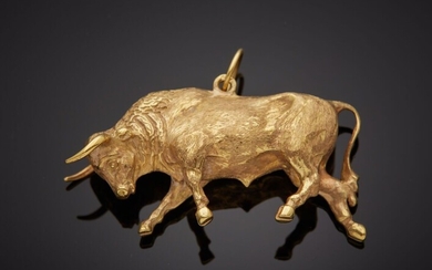 PENDENTIF "taureau" en or jaune (750‰) ciselé et sculpté. Dim.: 4,5 x 3 cm. Poids...