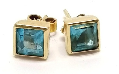 Pair of 9ct marked gold blue topaz stud earrings - 1.8g tota...