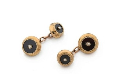 Pair of cufflinks of round shape in 18K yellow gold (750‰) (dents) and onyx, set with small