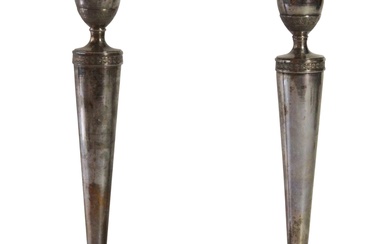 Paire de chandeliers italiens en argent Milan Emanvel Caber.1815- 1856, (H : 26.5cm), PROVENANCE :...