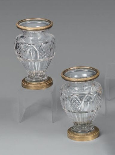 Paire de vases balustre en cristal taillé, à décor de pointes de diamant et arcatures....