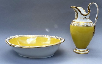 Paris - Aiguière et son bassin en porcelaine émaillée jaune et or à décor de...