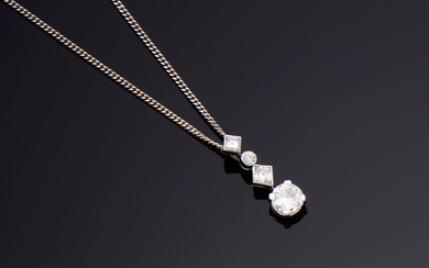 Pendentif en or blanc 18 carats (750/000) et diamants, composé d'un diamant de taille princesse...