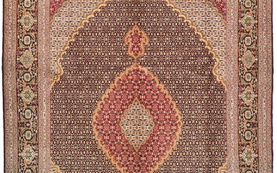 Petit tapis de Tabriz Perse. Laine de liège et soie sur coton. Dans le champ...