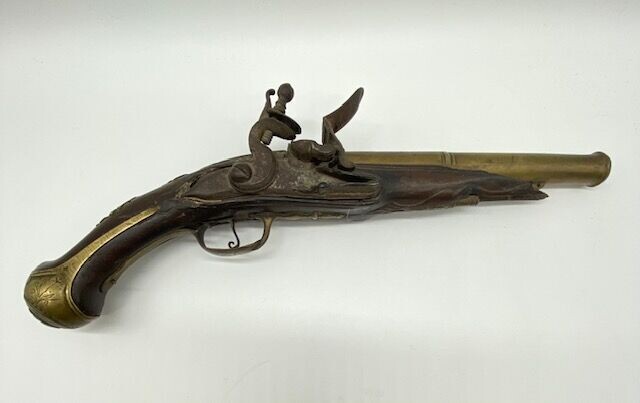 Pistolet à silex d'officier de marine, canon en bronze rond à bourrelet à décor de...
