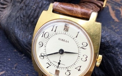 Pobeda Vintage Men Wrist Watch / Collectible Vintage Soviet Mechanical Watch Pobeda