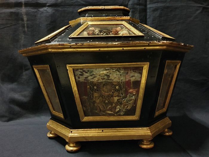Reliquary with ex ossibus casket - 5 Holy Martyrs - 17th century - Glass, Lacquer, Wood, Silver threads, fabric - mid 17th century