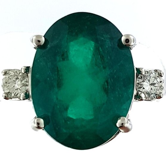 Ring in 750°/°°° white gold set with a 7 ct. emerald from Colombia, two diamonds on the shoulder, Finger size 54, (round cut), Gross weight: 5,93g