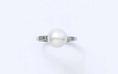 Ring in platinum 850 thousandths, decorated with a fine button pearl of about 8.4 to 8.7 mm, shouldered with 8/8 cut diamonds. French work circa 1930.