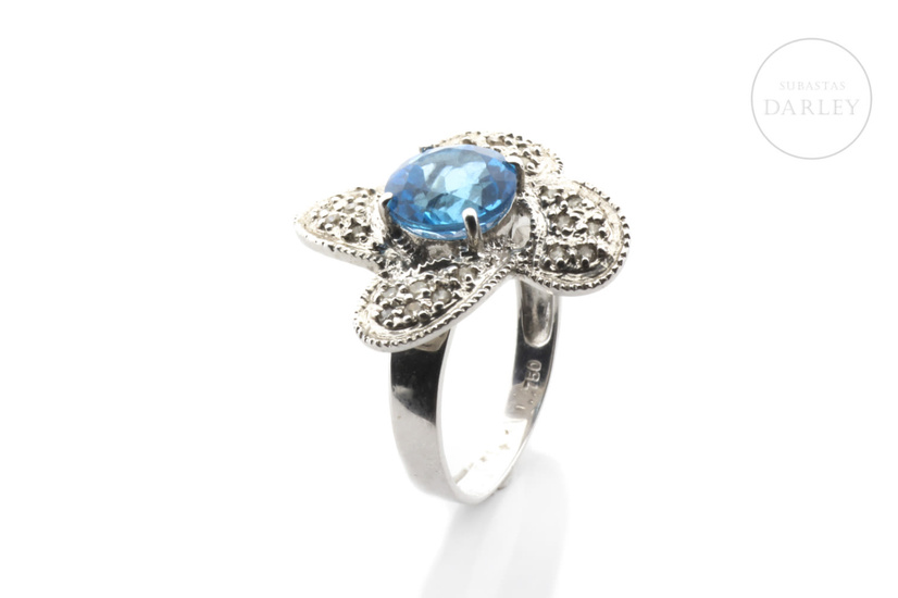 Ring with diamond and central topaz in 18k white gold