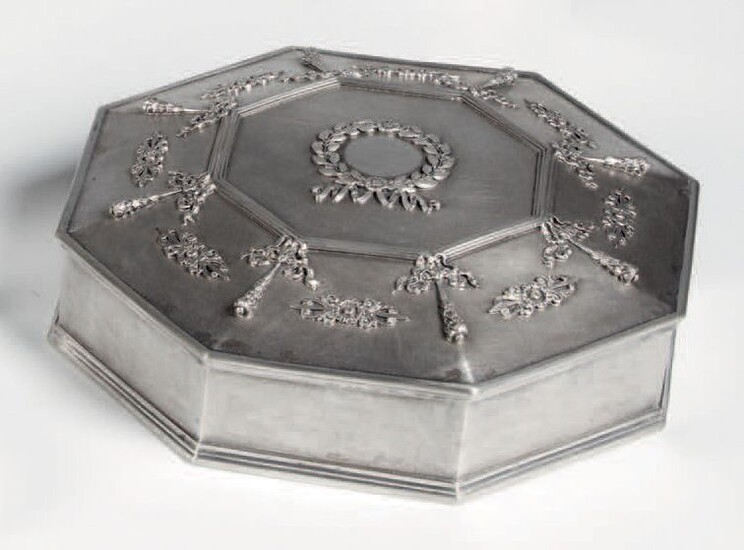 Scatola ottagonale in argento 800, decorato... - Lot 625 - Pierre Bergé & Associés