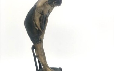 Sculpture, Young lady on a chair watching a cat - 40 cm (1) - Patinated bronze - Second half 20th century