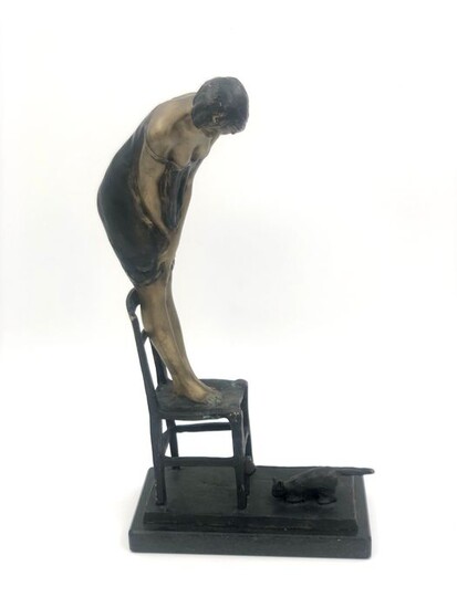 Sculpture, Young lady on a chair watching a cat - 40 cm (1) - Patinated bronze - Second half 20th century