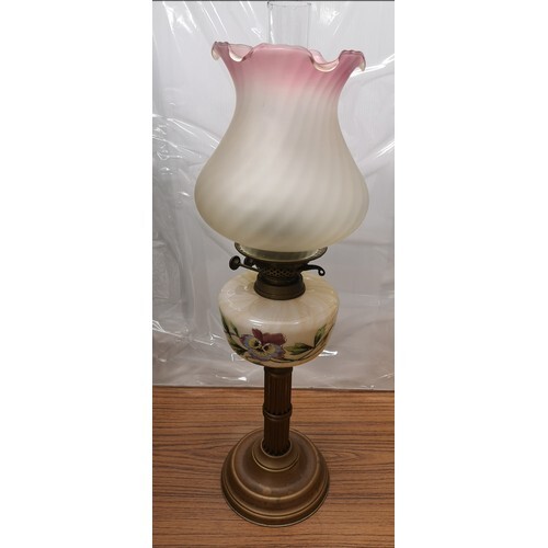 Stunning Victorian glass / brass columned oil lamp with vase...