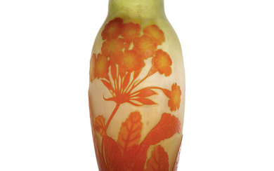 TABLISSEMENTS GALL (1904-1936) Vase ovode en verre multicouche orange sur...