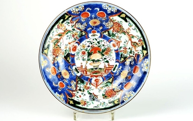 Très belle bordure 17°/18° eeuws en porcelaine avec un décor Famille Verte avec un médaillon...