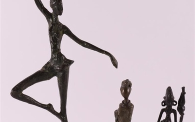 Trois bronzes divers dont une danseuse, 20e siècle, h 18,5 - 36,5 cm. Signé avec...