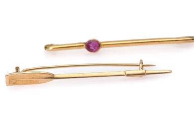 SOLD. Two brooches respectively set with a ruby and in the shape of a paddle, mounted in 14k gold. L. app. 5.8 and 6 cm. (2) – Bruun Rasmussen Auctioneers of Fine Art