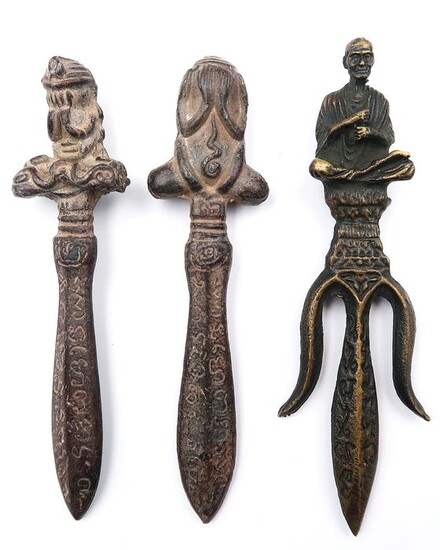 Two small protective runic daggers and a votive trident (3) - Engineered metal - Thailand - 1950-1980 - Phra Pitta/Phra Pidta - Protect from Evil