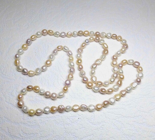 Un sautoir très original en perles de culture naturelles multicolores...