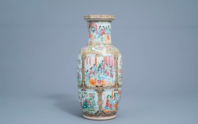 Un vase en porcelaine de Chine famille rose de Canton à décor floral, 19ème siècle