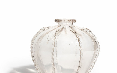 VITTORIO ZECCHIN, 1925 circa. Un vaso in cristallo soffiato a coste con...