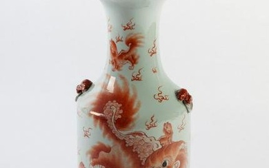Vase. China, Qing Dynasty, 19th century. Hand-painted porcelain. It has some chipping on the mouth.