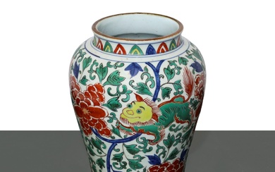 Vaso in ceramica Wocai con motivi floreali e animali mitologici,...
