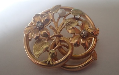 Very pretty brooch in 18k gold adorned with a pearl...
