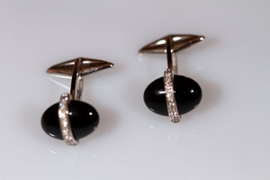 White gold cufflinks with oval onyx and diamonds