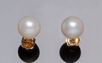 Yellow gold earrings with a beautiful Australian pearl, spherical,...