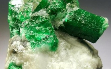 146 Grams Emerald Crystals With Mother Rock