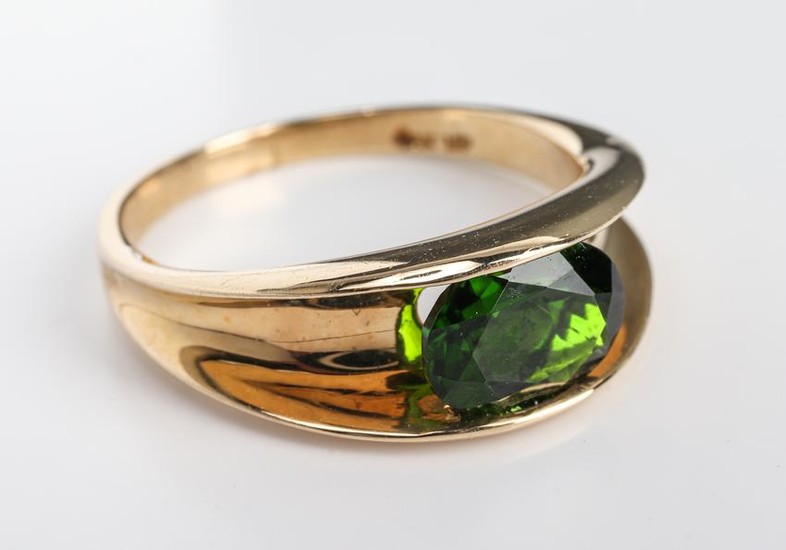 14K Yellow Gold Green Stone Ring