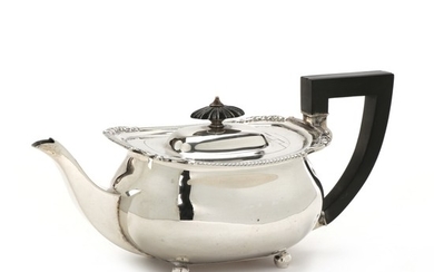 An Edwardian silver teapot, maker William Hutton & Sons Ltd, London 1901. Weight 618 g. H. 12.5 cm W. 26 cm.