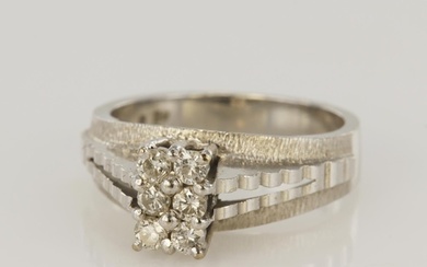 18ct white gold diamond cluster ring, six round brilliant cu...
