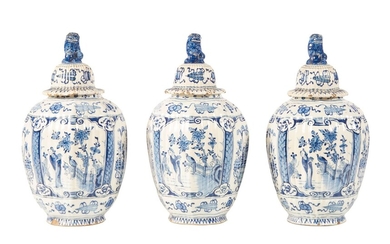 26 Delft : trois vases couverts de forme côtelée en faïence stannifère à décors de...