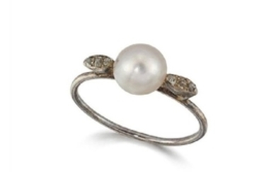 A diamond & pearl ring, the central...