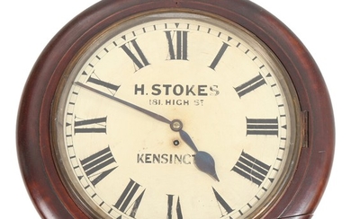 An early 20th century English wall clock in mahogany stained wooden case. Diam. 56 cm.