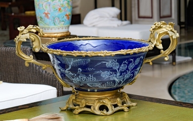 Importante coupe en tôle émaillée bleue, monture en bronze dorée fin XIXe s.