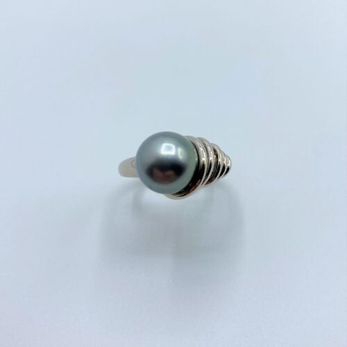 750°/00 white gold ring set with a 10mm Tahitian pearl...