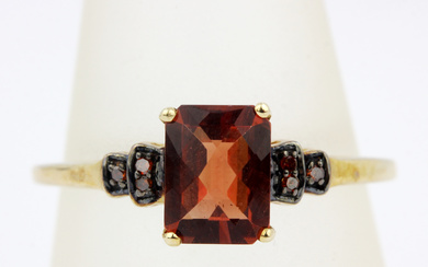 9CT GOLD TOPAZ AND RED DIAMOND RING.