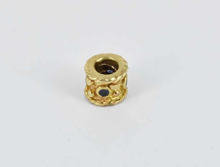 A 9ct YELLOW GOLD CHARM